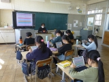 タブレットで社会のクイズを解く