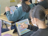 タブレットで社会のクイズを解く