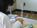 ワイヤーアートをする様子
