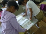 教科書で確かめる様子