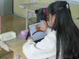 タブレット端末を使っているところ