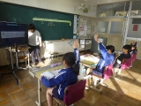 手をあげているところ