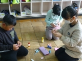 花かざりを作る様子