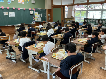 おいしい給食（１年生）を開きます。